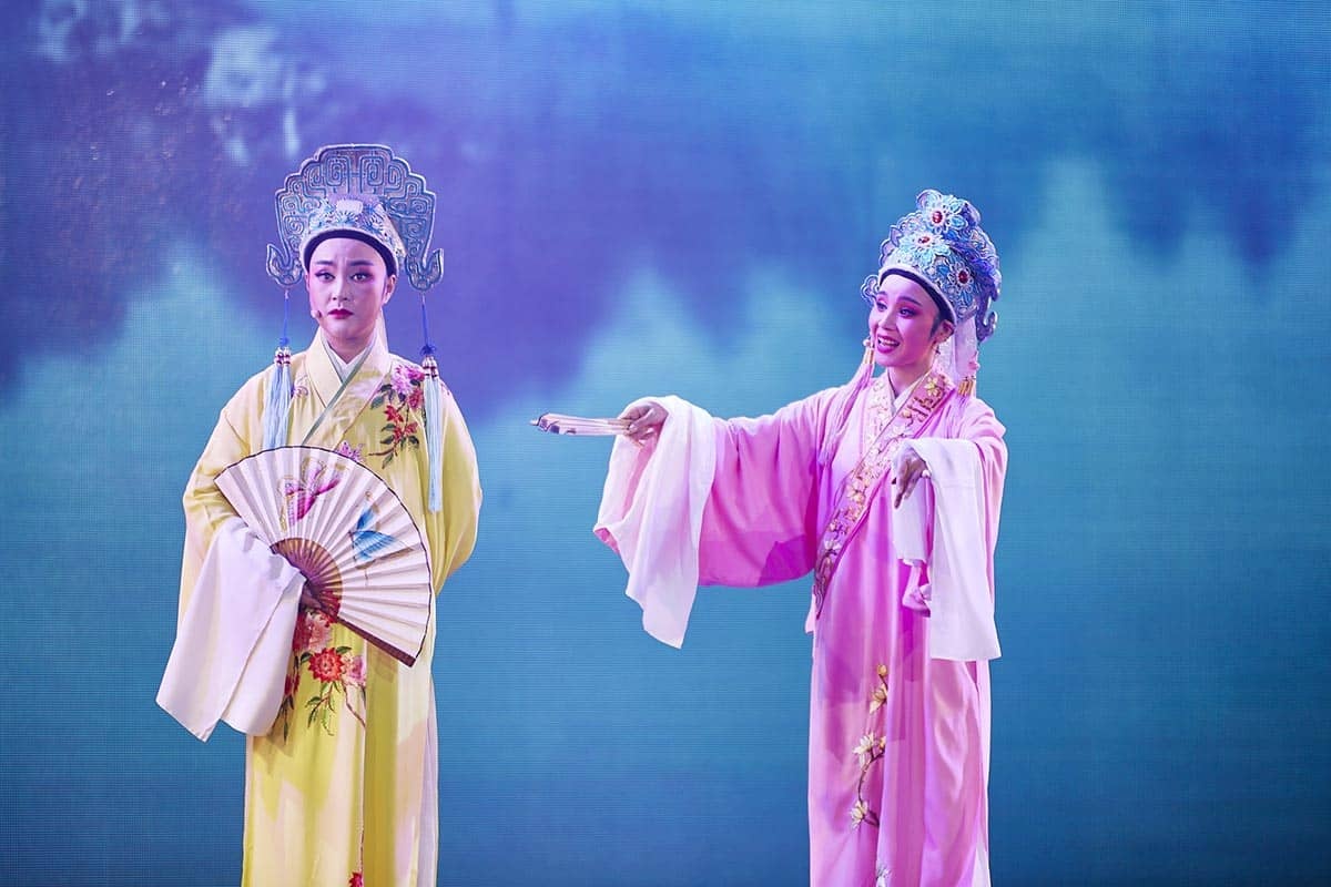 图片 - 浙江省绍兴文艺团队为盛世公主号的中外宾客带来极富中国文化底蕴的越剧表演