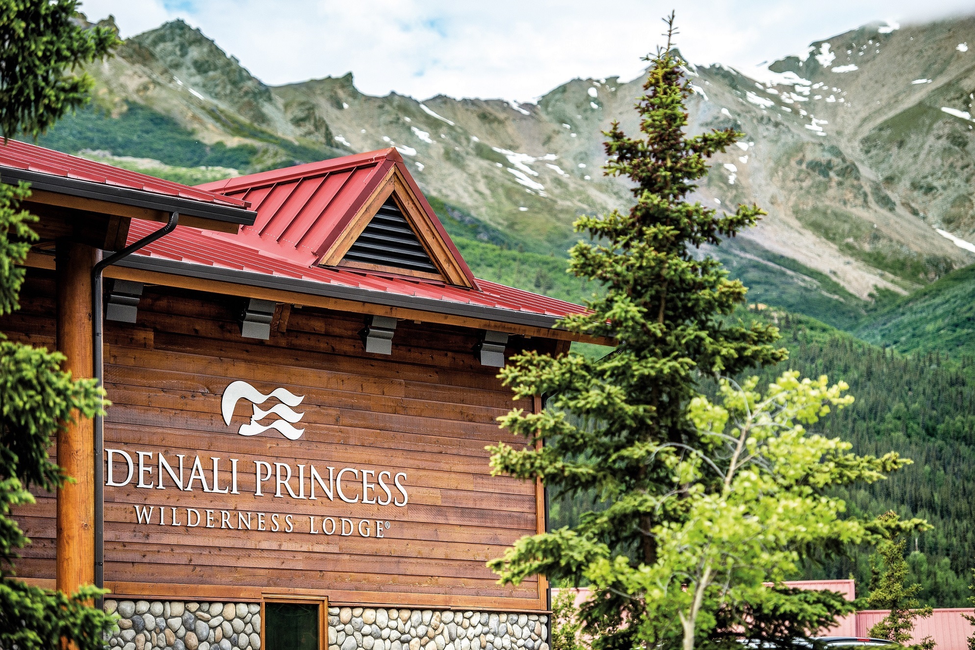 宾客还能入住麦金利山公主木屋，观赏壮丽的北美第一高峰——丹奈利峰