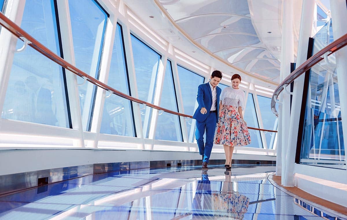 田亮、叶一茜夫妇在全透明海景廊桥欣赏海天美景，共度浪漫时光