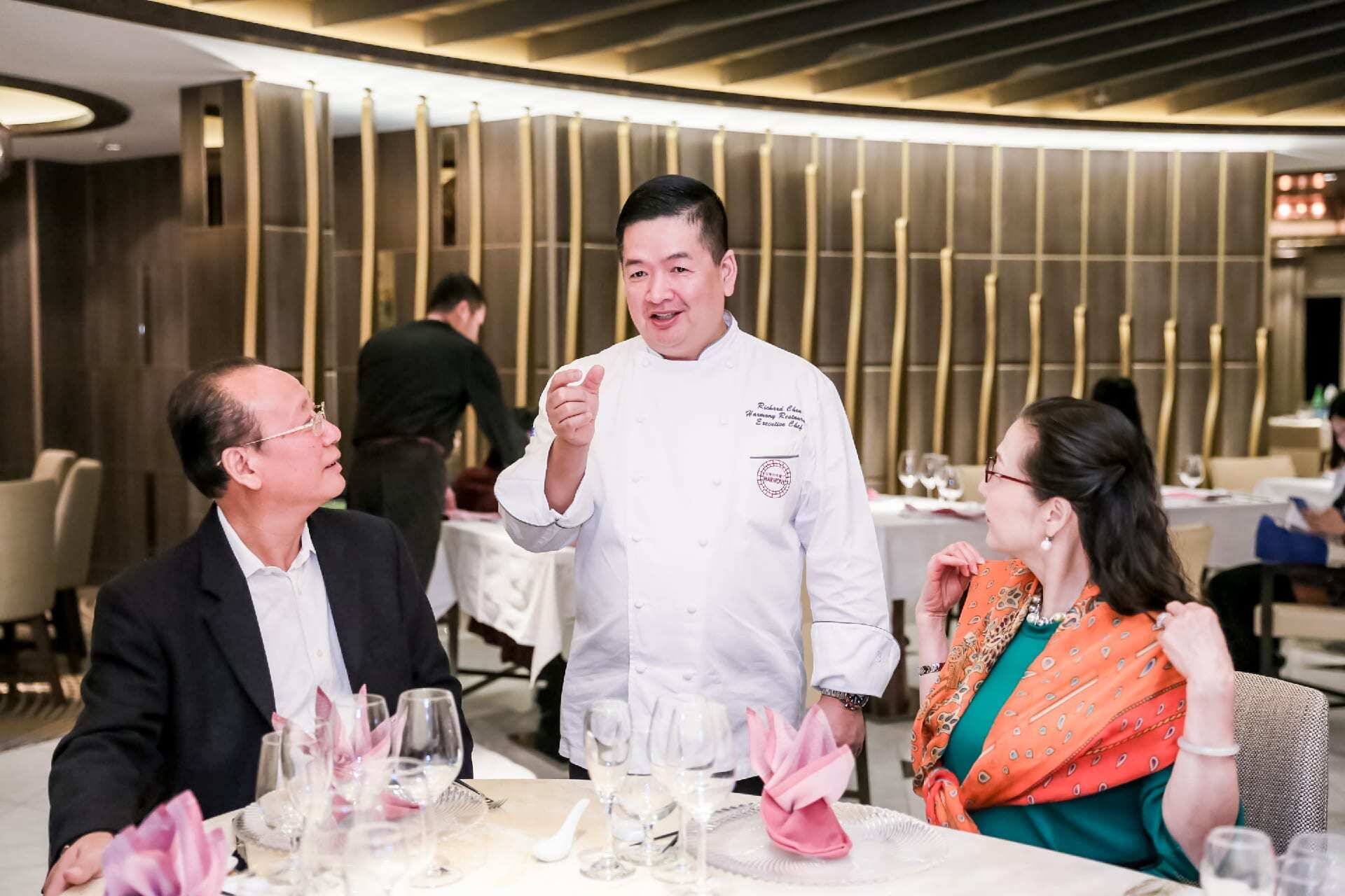 米其林一星餐厅主厨 Richard Chen（理查德•陈）与宾客亲密互动，分享美食心得