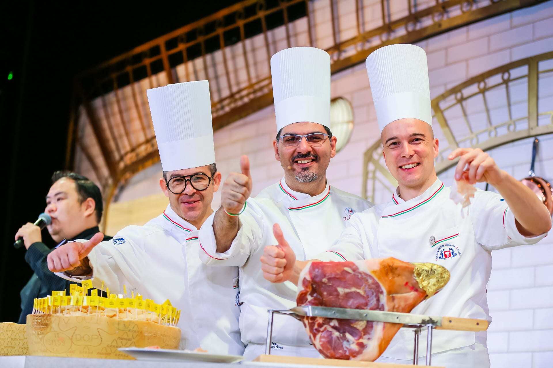意大利名厨Massimo Esposito马西莫•埃斯波西托（右二）为宾客奉上多道经典意式风味